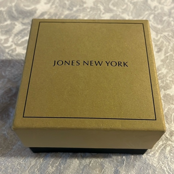 Jones New York purple Flower Pin in original box - Picture 2 of 7